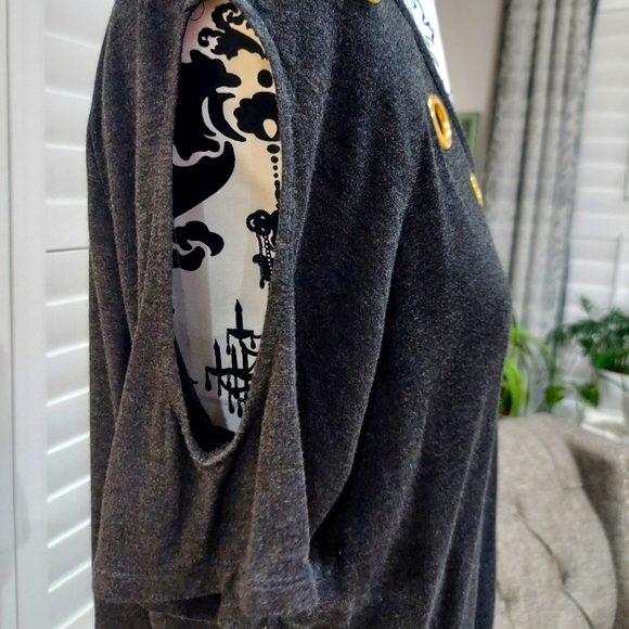 Gray top - Picture 2 of 3